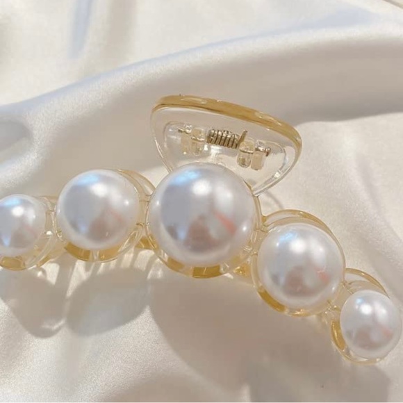 Big Pearl Acrylic Hair Claw - Picture 2 of 4